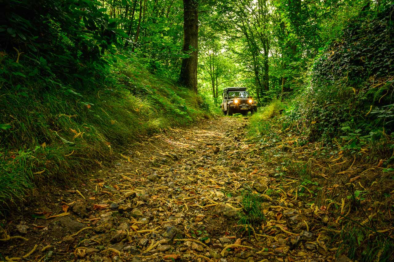 Petit chemin pendant la balade 4x4 autour de Chartres.